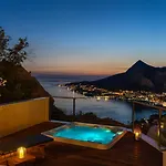 Casa Featuring A Sea View, Billiards, And Heated Pool Villa *