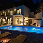 Villa Casa Featuring A Sea View, Billiards, And Heated Pool