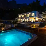 Casa Featuring A Sea View, Billiards, And Heated Pool * Omiš