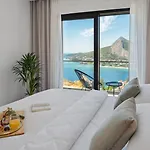 Casa Featuring A Sea View, Billiards, And Heated Pool *