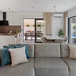 Casa Featuring A Sea View, Billiards, And Heated Pool Villa Omiš