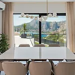 Casa Featuring A Sea View, Billiards, And Heated Pool Villa Omiš