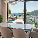 Casa Featuring A Sea View, Billiards, And Heated Pool Villa *