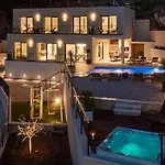 Villa Casa Featuring A Sea View, Billiards, And Heated Pool Omiš