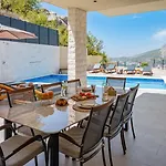 Casa Featuring A Sea View, Billiards, And Heated Pool *