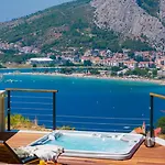 Villa Casa Featuring A Sea View, Billiards, And Heated Pool
