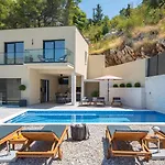 Villa Casa Featuring A Sea View, Billiards, And Heated Pool Omiš