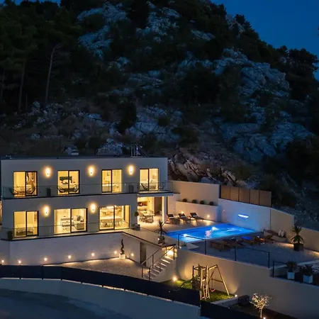 Villa Casa Featuring A Sea View, Billiards, And Heated Pool