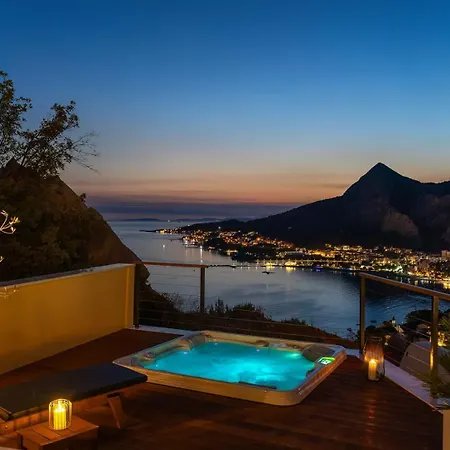 Casa Featuring A Sea View, Billiards, And Heated Pool Villa *