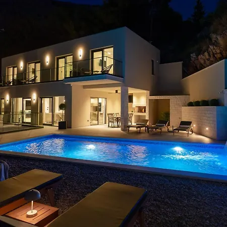 Villa Casa Featuring A Sea View, Billiards, And Heated Pool