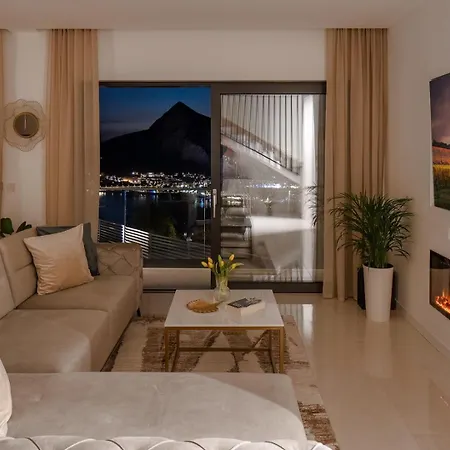 Villa Casa Featuring A Sea View, Billiards, And Heated Pool *