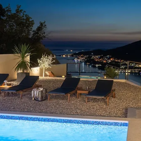 Casa Featuring A Sea View, Billiards, And Heated Pool Villa *