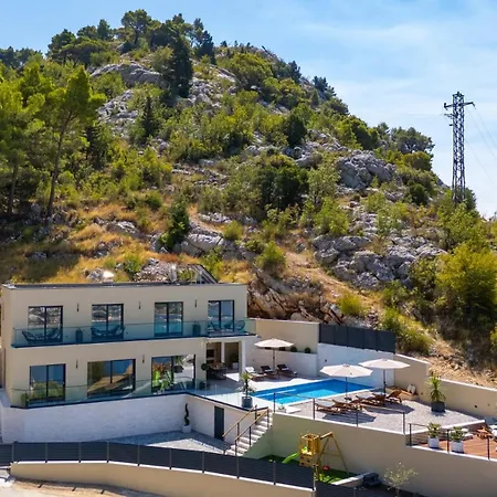 Villa Casa Featuring A Sea View, Billiards, And Heated Pool Omiš