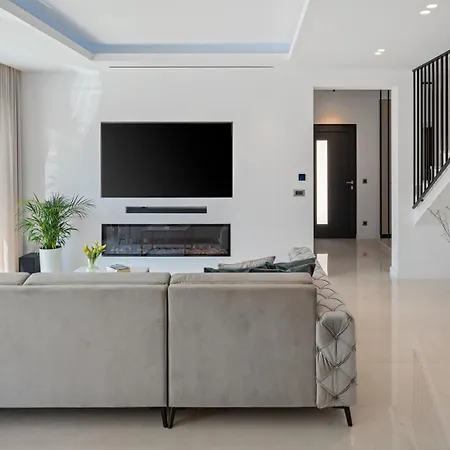Villa Casa Featuring A Sea View, Billiards, And Heated Pool *