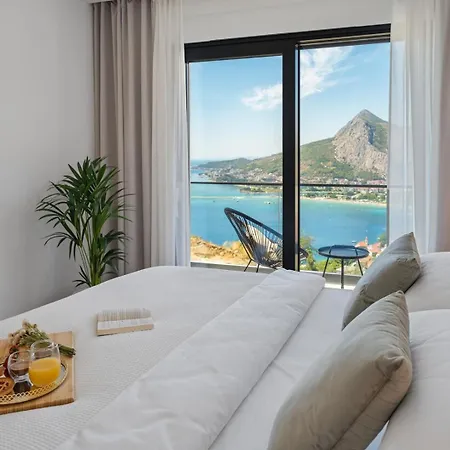 Casa Featuring A Sea View, Billiards, And Heated Pool *