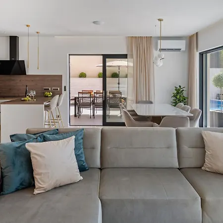 Casa Featuring A Sea View, Billiards, And Heated Pool Villa Omiš