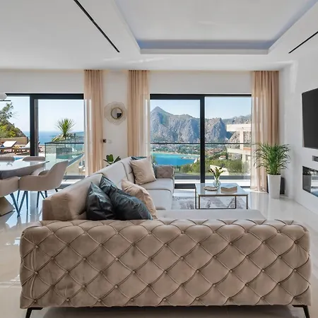 Casa Featuring A Sea View, Billiards, And Heated Pool Omiš