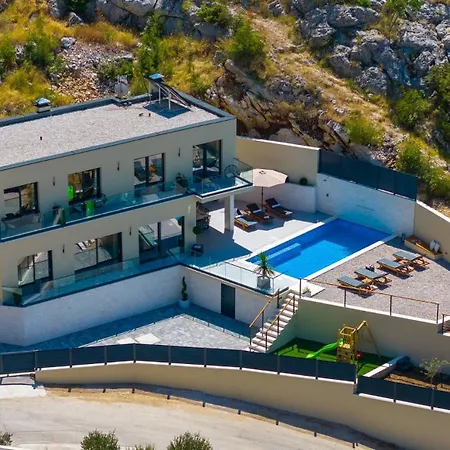 Casa Featuring A Sea View, Billiards, And Heated Pool