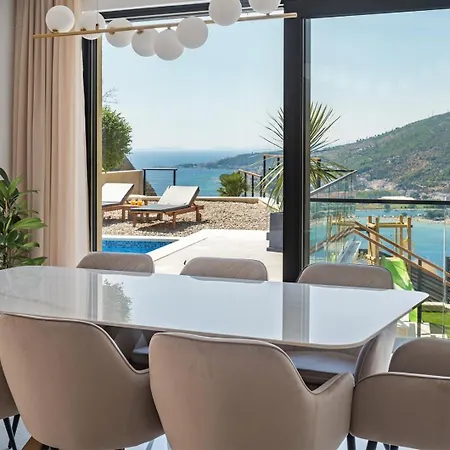 Casa Featuring A Sea View, Billiards, And Heated Pool Villa *
