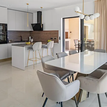 Casa Featuring A Sea View, Billiards, And Heated Pool Villa Omiš