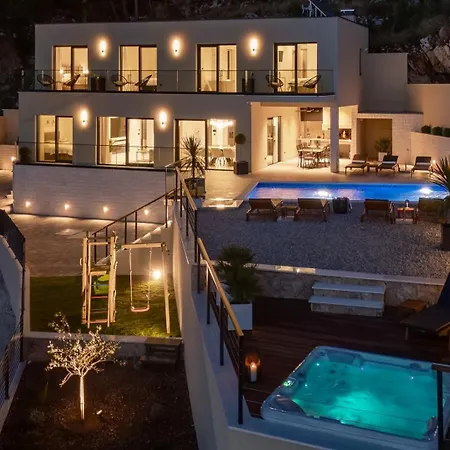 Villa Casa Featuring A Sea View, Billiards, And Heated Pool Omiš