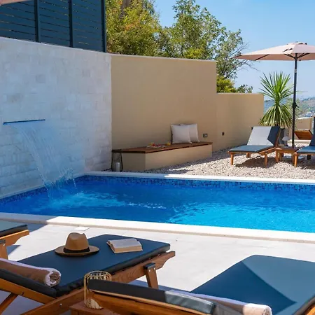 Villa Casa Featuring A Sea View, Billiards, And Heated Pool