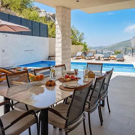 Casa Featuring A Sea View, Billiards, And Heated Pool *