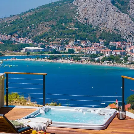 Villa Casa Featuring A Sea View, Billiards, And Heated Pool