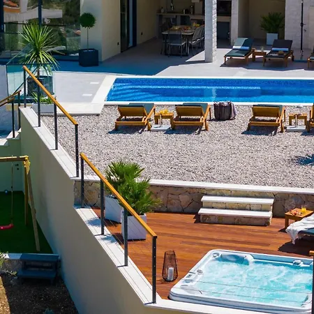 Villa Casa Featuring A Sea View, Billiards, And Heated Pool Omiš