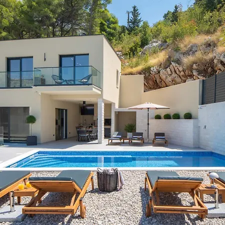 Villa Casa Featuring A Sea View, Billiards, And Heated Pool Omiš