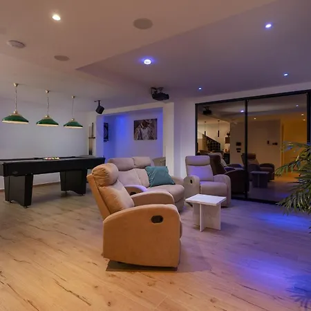 Casa Featuring A Sea View, Billiards, And Heated Pool *