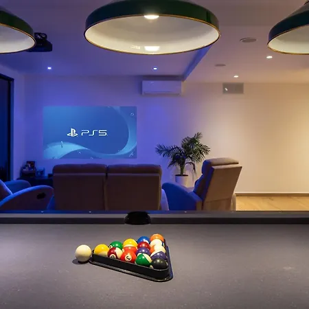 Casa Featuring A Sea View, Billiards, And Heated Pool Omiš